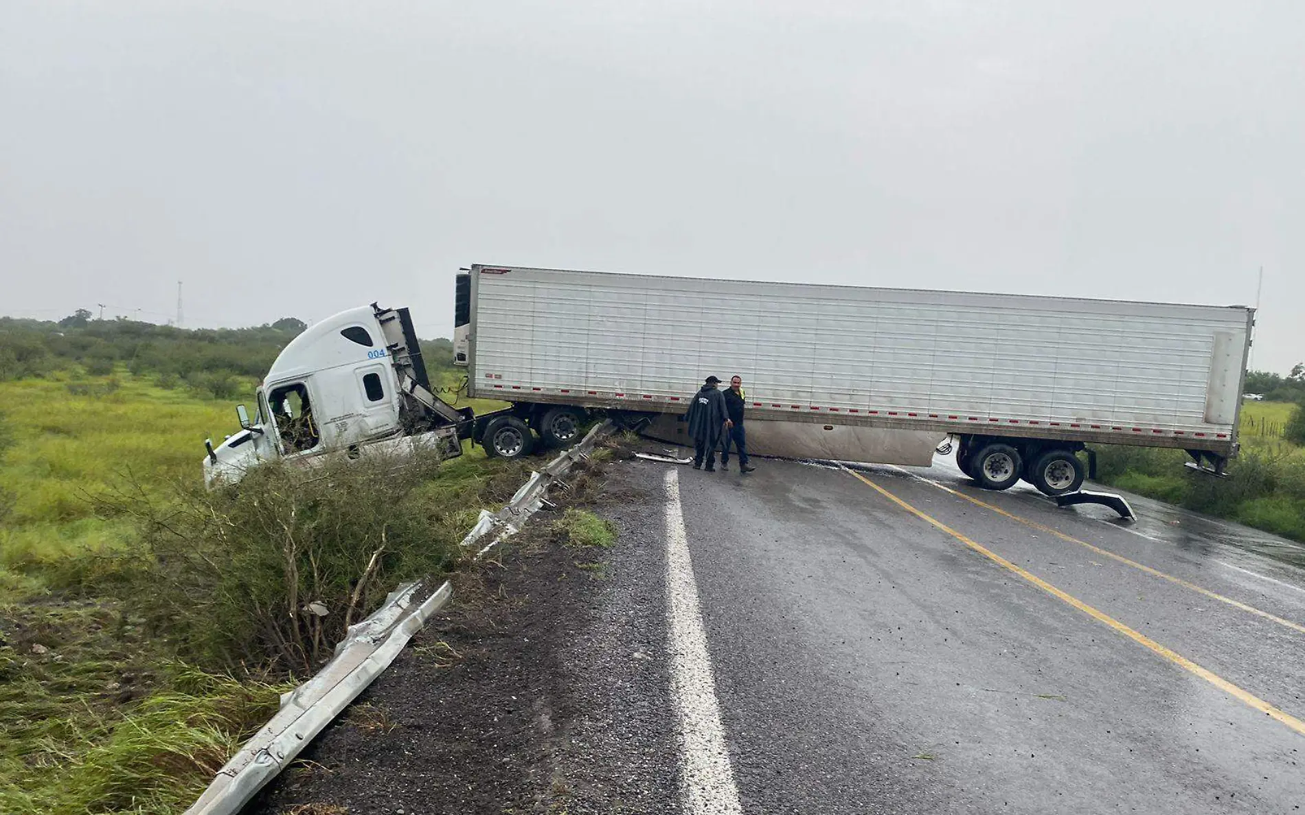 Tractocamión se vuelca y queda atravesado en la carretera federal 101 de Tamaulipas  SSPT